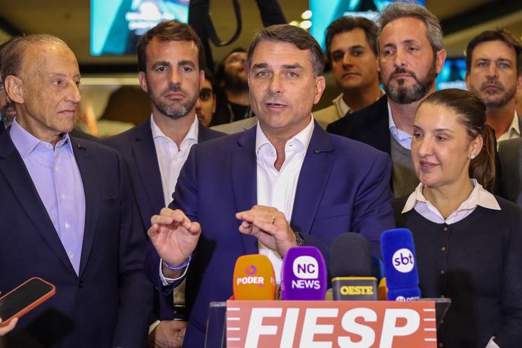 Flávio Bolsonaro nega ter negociado fim da reeleição com Tarcísio: 'Não preciso de pacto para a gente caminhar junto'