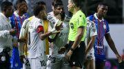 Neymar se tapó la boca, fue expulsado por la Ley Vinícius en el empate del Santos y fue a buscar a su rival por buchón