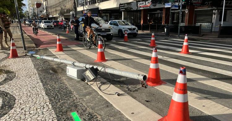 Caminhão derruba poste de monitoramento da PM e causa lentidão na Avenida Atlântica