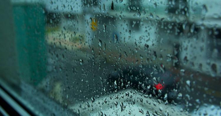 Frente fria provoca chuva, vento forte e mar agitado em Balneário Camboriú