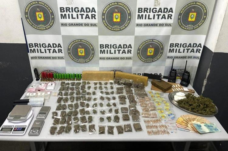 Batalhão de Choque apreende drogas, munições e dinheiro no Parque Oásis, em Caxias