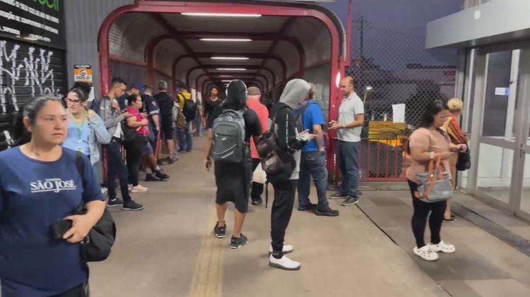 Novo dia com operação parcial dos trens e estações fechadas traz transtornos a passageiros no RS