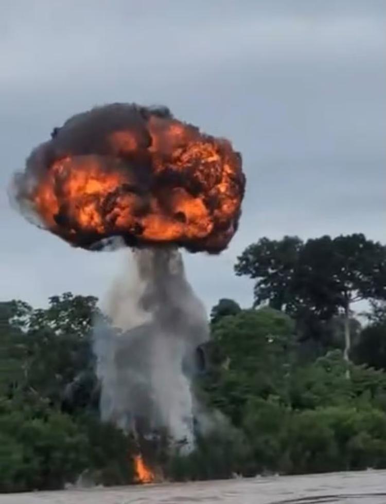 Vídeos mostram explosões de dragas durante operação contra garimpo no Rio Madeira em RO