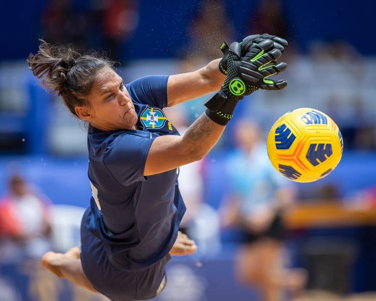 Natalie faz defesa em jogo do Brasil: goleira reclama da visibilidade e reconhecimentos de seleções, equipes e competições femininas do beach soccer (Foto: Hugo Soares / Divulgação - 06/10/2025) 