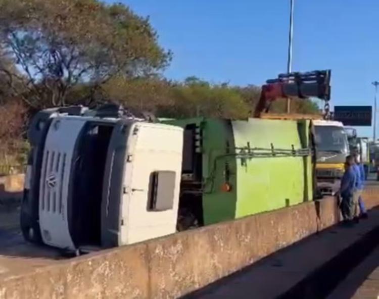 Caminhão de lixo tomba no Anel Rodoviário, em BH, e interdita via