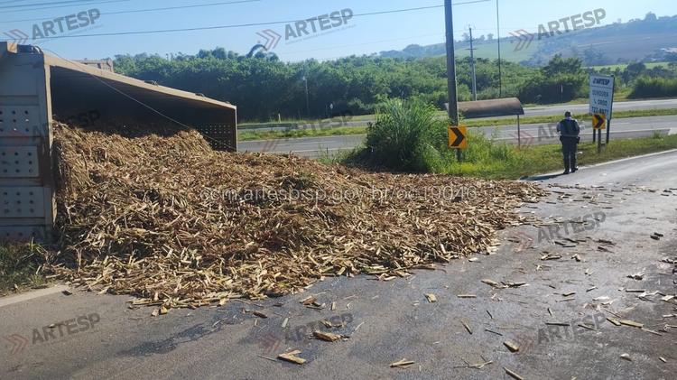 Caminhão carregado com cana tomba e interdita alça de acesso da Rodovia Geraldo de Barros, em Piracicaba