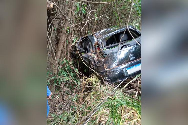 Veículo sai da pista em curva e cai em ribanceira às margens de rodovia no interior de SP