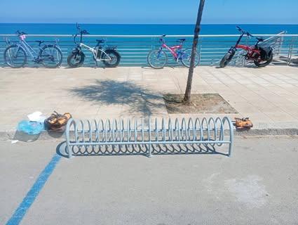 Per incentivare l’uso delle biciclette nella mobilità urbana e fornire attrezzature utili allo stallo delle stesse, evit...