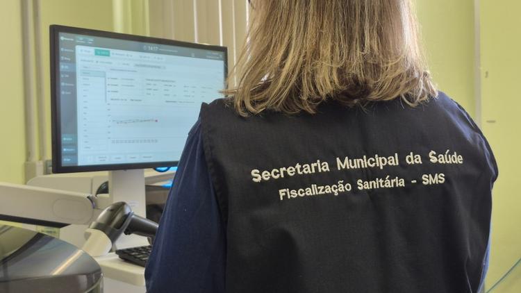 Fiscalização sanitária faz cerca de 40 inspeções por dia em Caxias do Sul; alimentos irregulares e "canetas emagrecedoras" lideram apreensões