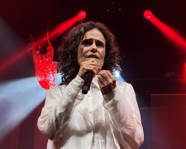 'Agudo grave' de Zélia Duncan se abre na pulsação transformadora de show com direção musical de Maria Beraldo