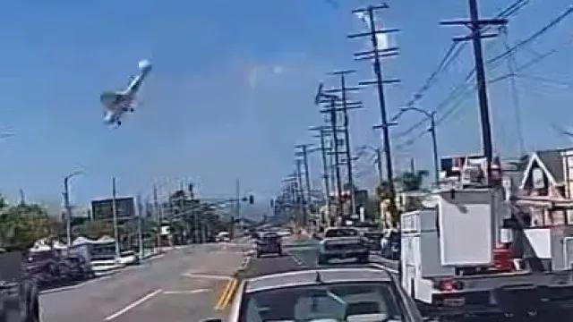 Aeronave atinge fios de alta tensão e cai em estacionamento nos EUA