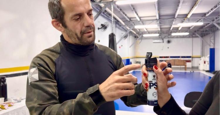 Mulheres com medida protetiva recebem treinamento e spray de defesa pessoal em BC