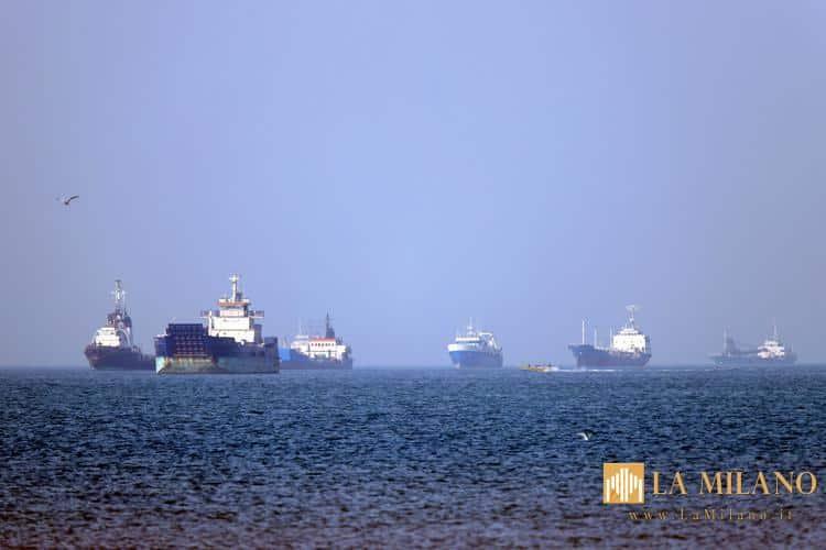 Accordo Usa-Iran, petroliere oltre il blocco: il G7 sostiene la riapertura di Hormuz