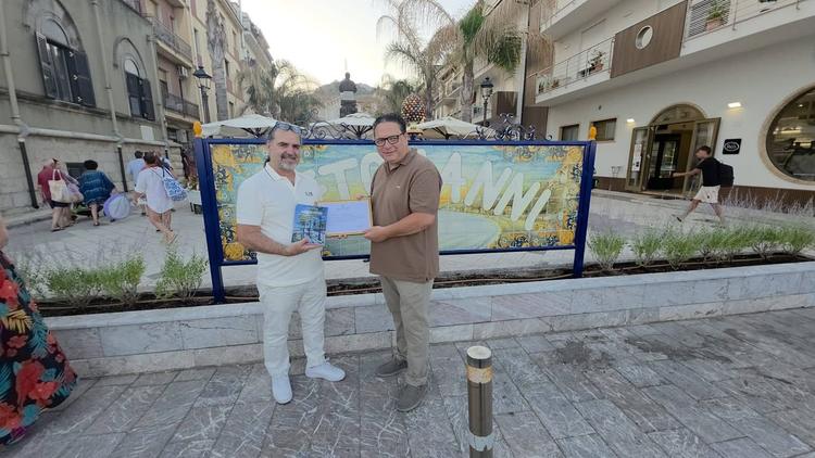Il sindaco e l'amministrazione questa sera hanno voluto ringraziare personalmente l'artista Besnik Harizaj che ha donato...