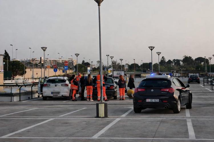 Bari, uomo senza vita nel parcheggio dell’ipermercato: forse un gesto volontario