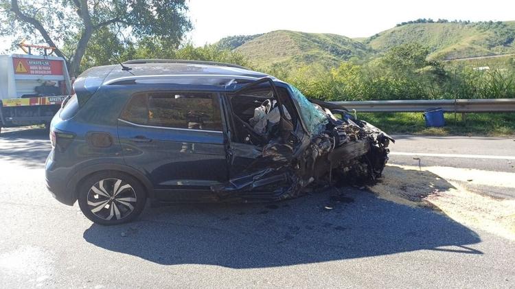Motorista fica ferido após carro bater em divisa metálica na Via Dutra, em Barra Mansa