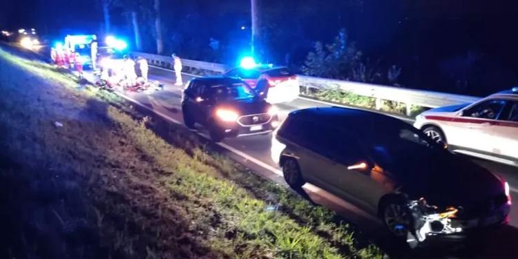 Auto investe due ragazzi in sella alle loro biciclette: morto 19enne nel Reggiano, grave un ragazzo di 18 anni