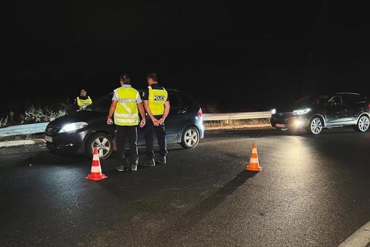 Policiers nationaux et gendarmes sur un contrôle routier nocturne sur une route de l'Hérault