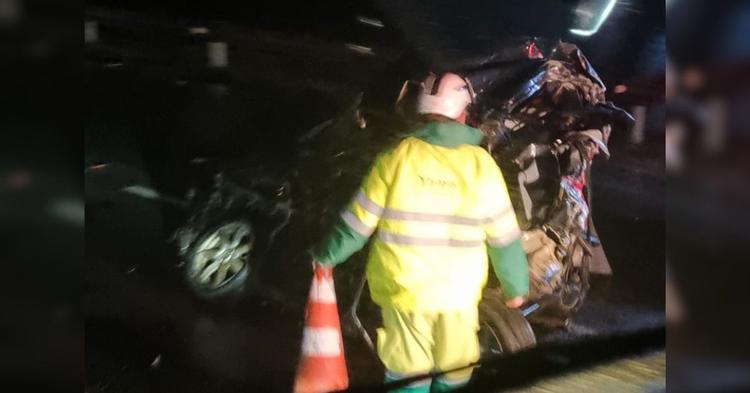 Carro fica destruído após engavetamento na BR-101, em Penha; trânsito é lento na região