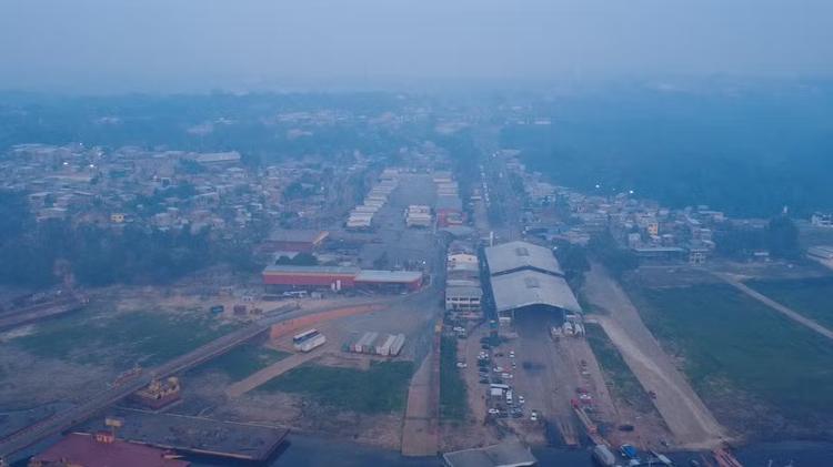Fumaça densa volta a encobrir Manaus, que registra pior qualidade do ar do Brasil; Defesa Civil emite alerta severo