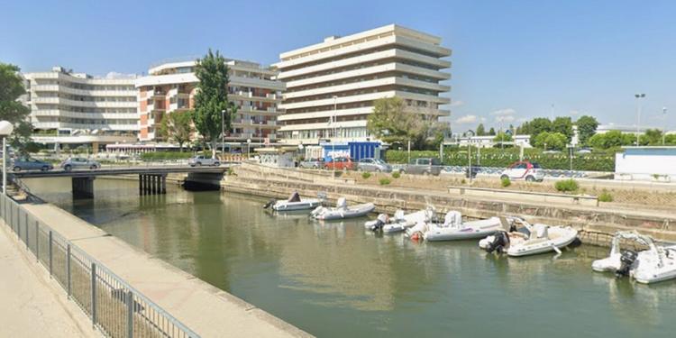 Si getta in auto con la moglie nel porto a Cattolica, salvati dai passanti