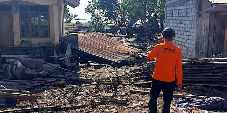 Primi aiuti sull'isola indonesiana di Flores dopo il sisma: 48 morti e oltre 5.000 sfollati