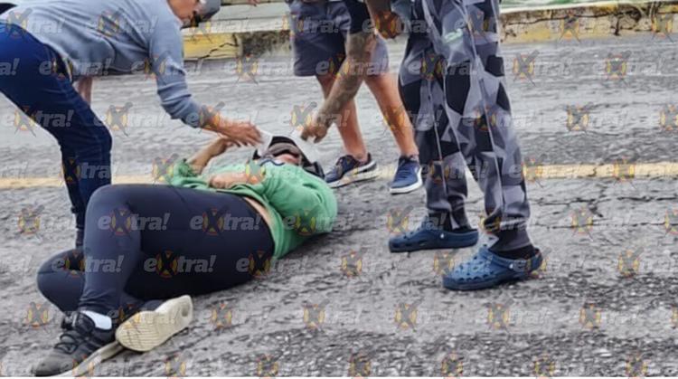 ¡Se salvó de milagro! Automovilista embiste a mujer en motoneta en Cuautla