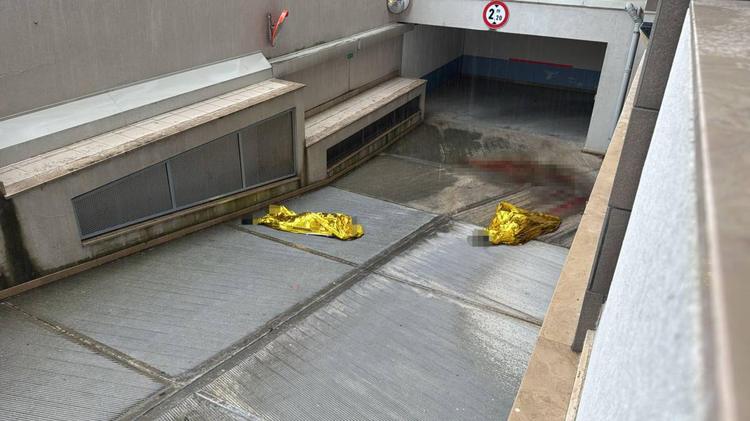 Lancia la moglie dal balcone, poi si butta anche lui: morti entrambi