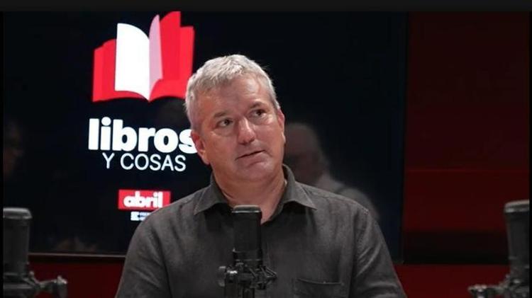Santiago Roncagliolo, en el vídeopodcast del suplemento ABRIL: "Nunca había ocurrido que alguien pasara de una ciudad del norte de Perú a Papa en dos años"