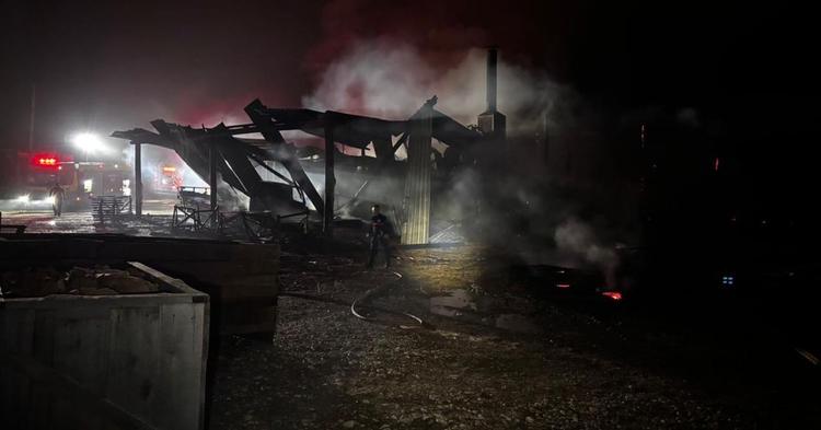 Estufa de secagem em serralheria pega fogo e mobiliza bombeiros de cinco cidades catarinenses