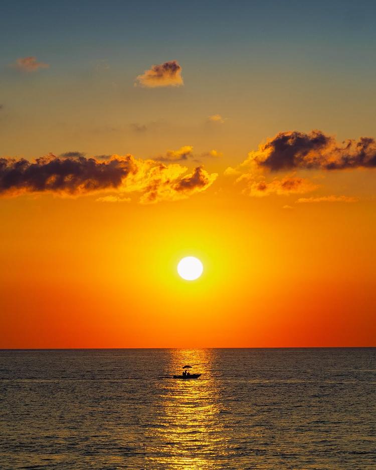 Quasi ipnotico, il sole si prepara a nascondersi dietro il mare🌅 #visitcefalu