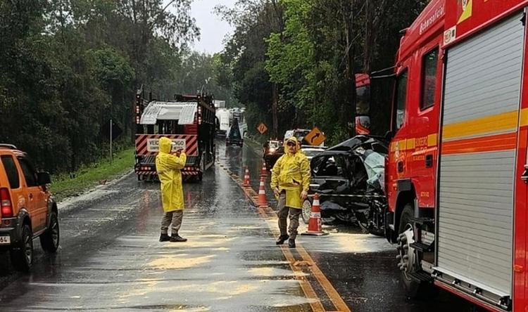 Jovem morre em acidente entre carro e caminhão na ERS-122