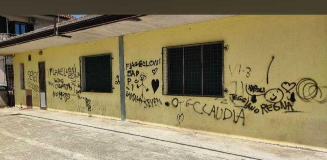 Teggiano, vandalizzato il parco giochi di Pantano: la rabbia della comunità