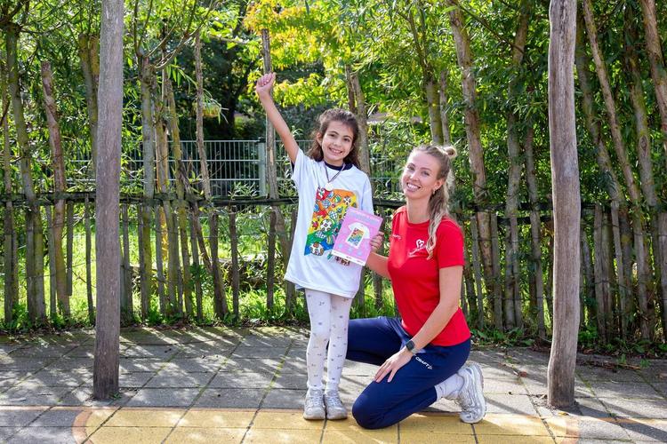 Leyla en Zeff winnen hun zelfontworpen sportshirt