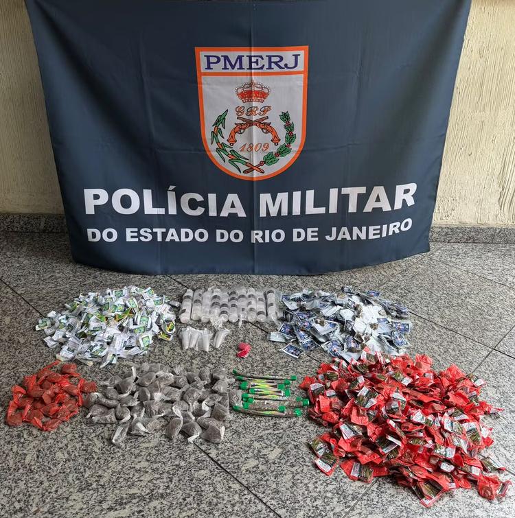 Polícia Militar apreende drogas escondidas em área de mata em Barra do Piraí