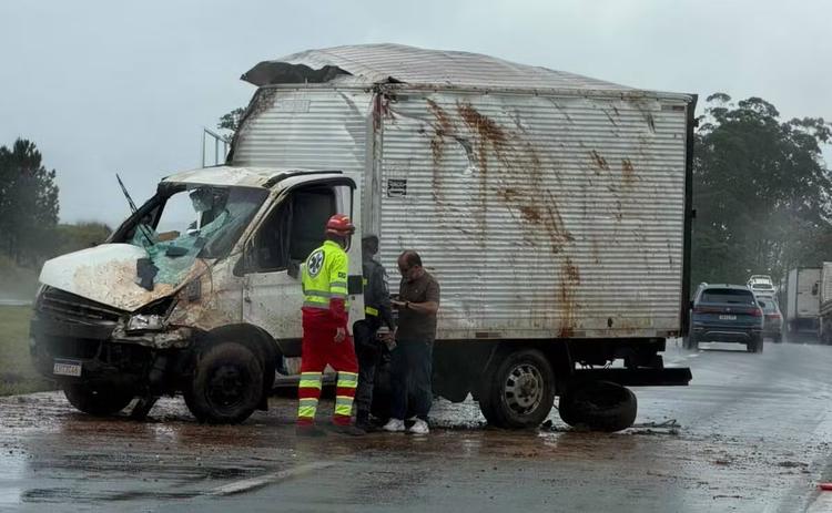 Tombamento de caminhão deixa dois feridos na Ayrton Senna, em Guararema, segundo bombeiros