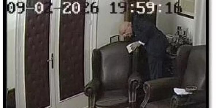 Corruzione in Sicilia, nelle immagini della Polizia Armao nasconde denaro in un orologio a pendolo