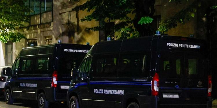 Detenuti in rivolta a Pisa, hanno trovato microspie nelle celle: scontri con gli agenti penitenziari