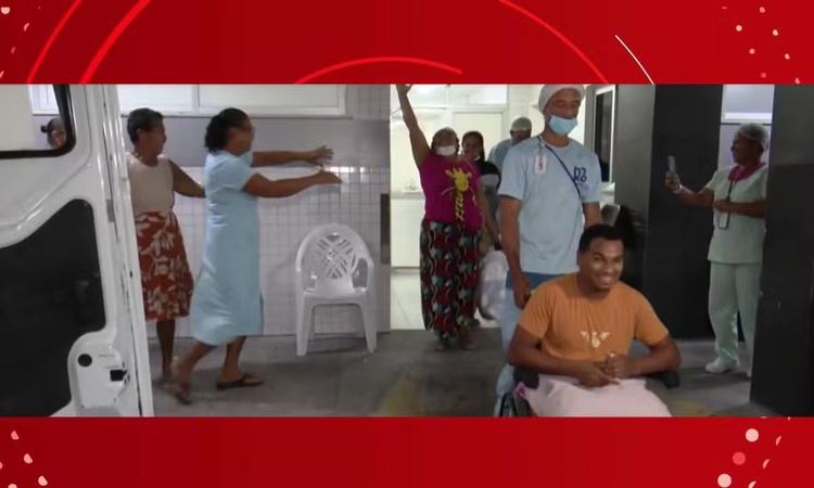 Cantor que perdeu as duas pernas em acidente recebe alta após 11 dias internado na Bahia