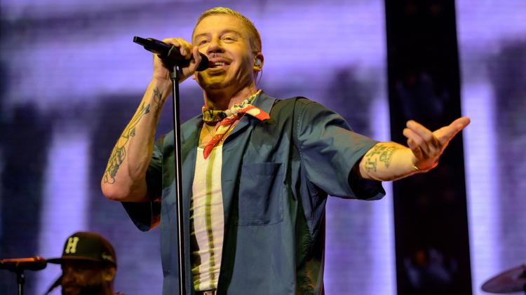 Macklemore volta a se manifestar pela Palestina em primeiro show desde saída da turnê de Ed Sheeran