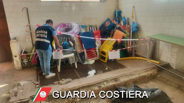 Lotta ai colonizzatori della spiaggia, Capitaneria di Milazzo sequestra 65 ombrelloni e sdraio abusivi