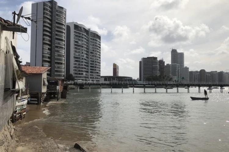 Pescador se aproxima da Praia dos Botes: comunidade entre o risco ambiental e o direito à moradia (Foto: Bianca Nogueira)