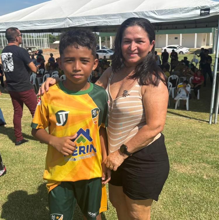 Avó vai pela primeira vez ao campo de futebol para apoiar neto em jogo: 'O sonho dele é nosso'