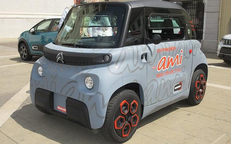 Codice della Strada, salta la patente B a 17 anni: cosa cambia per minicar e targhe
