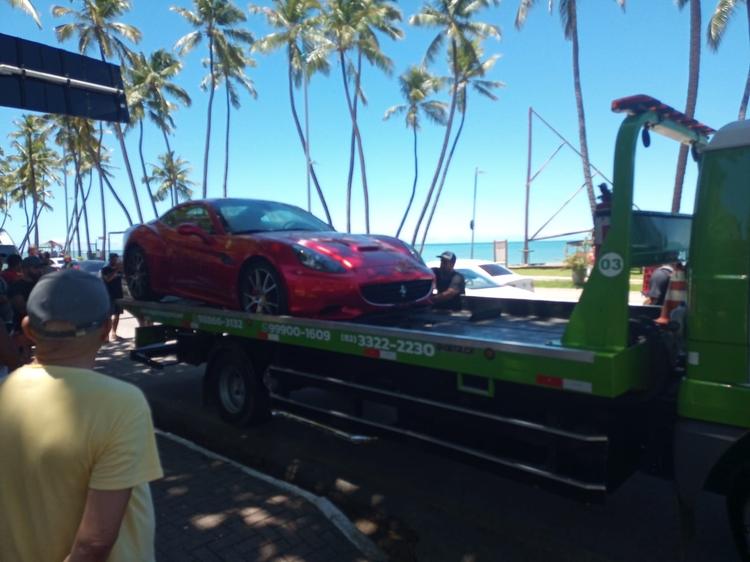 Ferrari pichada e adulterada é guinchada na Ponta Verde, em Maceió