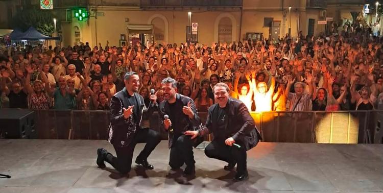 GRAZIE, GEMELLI DI GUIDONIA!  Quella di ieri è stata una bellissima serata, con tanta musica, risate e un pubblico che h...