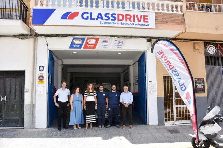Visita municipal a las instalaciones de GlassDrive en la calle Prolongación de Corredera