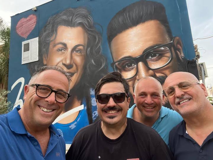 🎨 Rinasce il murales dedicato a Luca Di Bella e Riccardo Lobianco. Rinasce un’opera che custodisce una memoria preziosa...