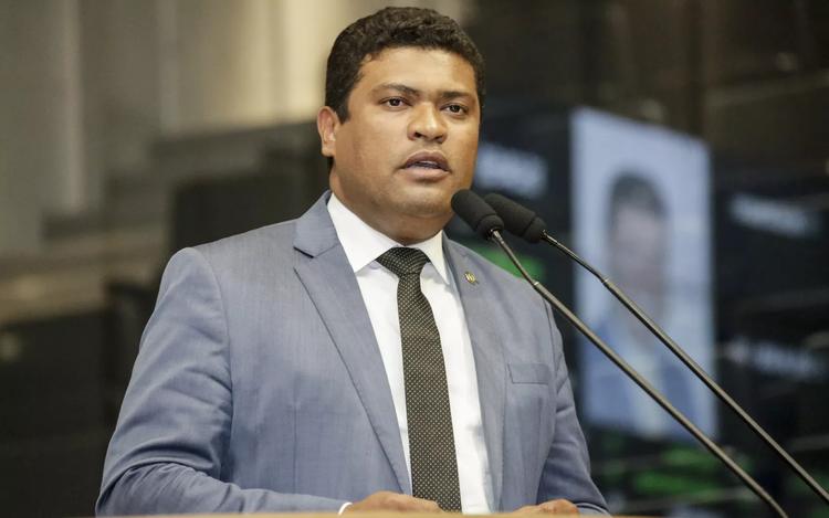 Deputado Joel da Harpa tem dedo quebrado durante confusão com flanelinhas no São João de Caruaru