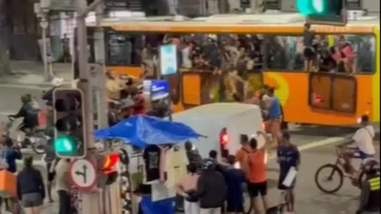 Copacabana tem tumulto na saída da praia pelo segundo dia seguido; policiais usam spray de pimenta em ônibus